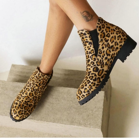 Chelsea Booties Leopard Print - Picture 2 of 8